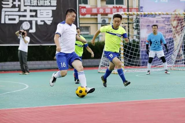 TYC体育：梅西被换下时，斯卡洛尼拥抱梅西说道‘我非常爱你’